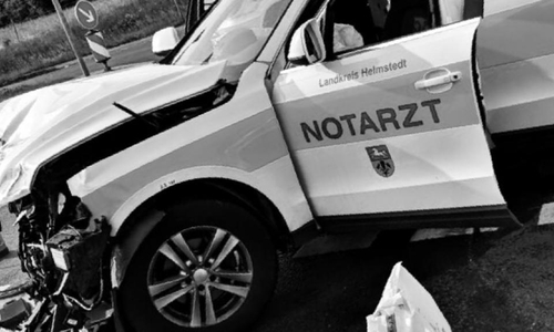 Aufatmen: Alle Beteiligten kamen mit leichten Verletzungen davon. Foto: Alexander Weis/Feuerwehr Helmstedt/Nick Wenkel
