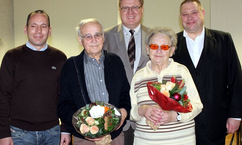 Liselotte Heinrich und Waldemar Schulz  erhielten als älteste Teilnehmer einen Blumenstrauß. Zu den Gratulanten gehörten Personalratsvorsitzender Can Flechtner, Fachbereichsleiter Jörg Stielau und Bürgermeister Wittich Schobert. Foto: Stadt Helmstedt