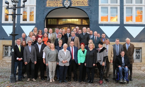 Vor Sitzungsbeginn kam der neue Rat der Stadt Wolfenbüttel für ein Gruppenfoto zusammen. Es fehlen Reiner Strobach (Grüne) sowie Maximilian Pink und Holger Bormann (beide CDU) Fotos/Grafik: Werner Heise