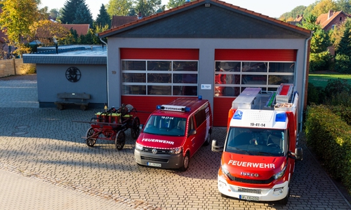 Die historische Handdruckspritze neben den aktuellen Einsatzfahrzeugen. Foto: Samtgemeindefeuerwehr Meinersen
