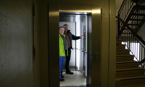 Letzte Kontrolle vor Inbetriebnahme: Frank Füllekrug (Mitarbeiter Technik Bad/Parkeinrichtungen) u. Oliver Wölbern (Betriebsleitung Bad/Parkeinrichtungen) (v. li.). Foto: Stadtwerke Wolfenbüttel GmbH