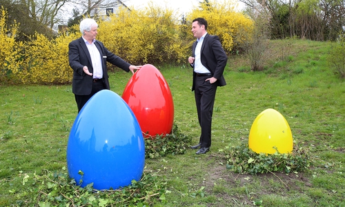 Joachim Keuch, Leiter Tiefbauamt und Bürgermeister Matthias Nerlich begutachten das neue Osterarangement. Foto: Michael Uhmeyer Photographie mpu / Stadtverwaltung Gifhorn