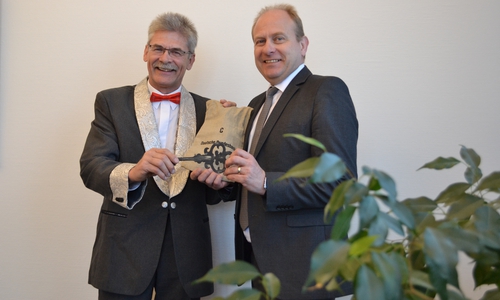 Herr Rockar vom Karnevalsverein Lehre übergibt dem Landrat den Schlüssel und das “lleere Staatssäckel“. Foto: Landkreis Helmstedt