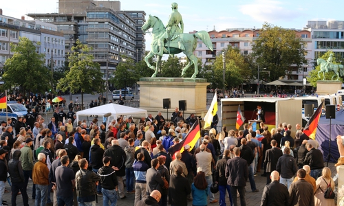 Die AFD holte bereits Björn Höcke nach Braunschweig, der hier auf dem Schlossplatz eine Kundgebung abhielt. Archivfoto: Heise