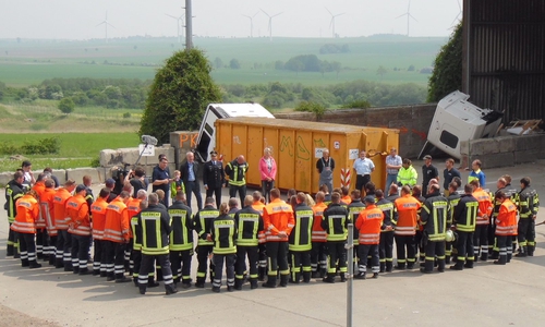 Am heutigen Pfingstmontag wird auf dem Sender DMAX eine Folge der Dokumentation „A2-Abenteuer Autobahn“. In der Folge wird auch eine Einsatzübung der Wehren aus den Landkreisen Wolfenbüttel und Peine gezeigt. Foto: Presseteam FF SG Oderwald/Felix Kunze