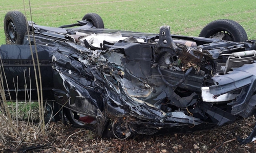 Der Mercedes hat sich überschlagen und kam im Graben zum liegen. Fotos: aktuell24