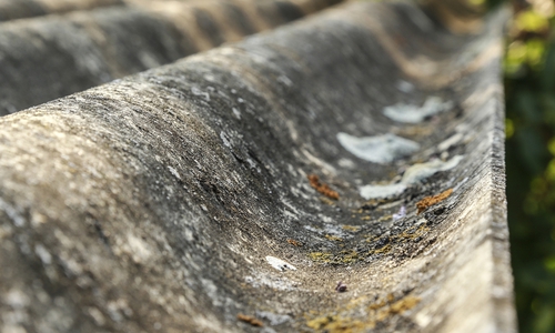 Als Welldach ist Asbest sofort erkennbar. Oft versteckt es sich aber in Fugen oder unter Böden. Die IG BAU will das gefährliche Material rasch aus dem Verkehr ziehen – per staatlicher Prämie. Foto: IG BAU