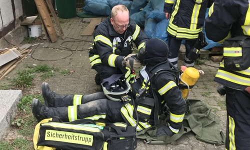 In der Übung musste ein Atemschutzgeräteträger gerettet werden. Fotos: Feuerwehr Baddeckenstedt