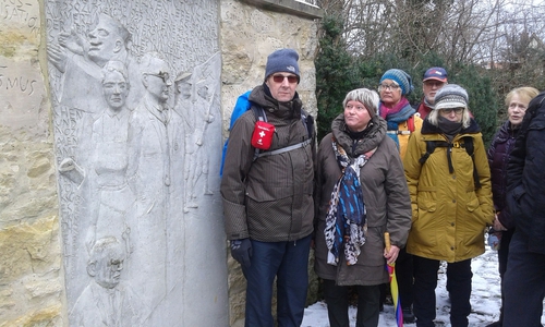 Nicht die doch recht winterlichen Temperaturen, vielmehr das Betrachten des begehbaren Euthanasie-Mahnmals im AWO-Psychatriezentrum sorgte für Gänsehaut bei den Wanderfreunden auf der letzten Wanderung. Foto: Hans Lunkewitz