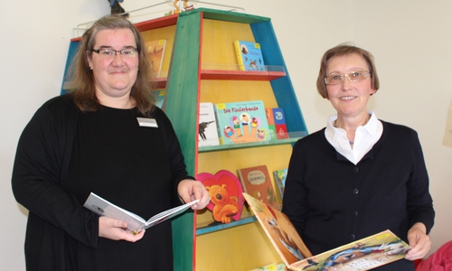 Meike Buthmann von der Stadtbücherei und Ille Schneider vom Freundeskreis der Stadtbücherei suchen neue Mitstreiter für die Kinder- und Jugendbuchwoche. Fotos: Marian Hackert 