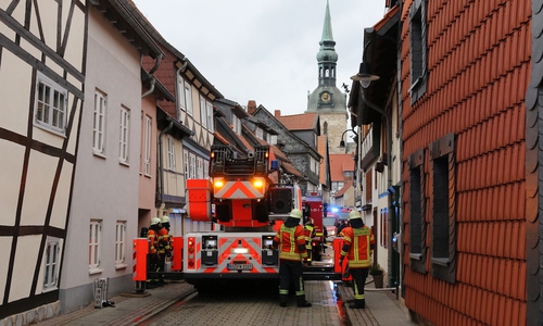 Um den Brand in der Krummen Straße zu bekämpfen mussten die Einsatzkräfte die Harzstraße und die Krumme Straße für den Verkehr sperren. Foto: Werner Heise