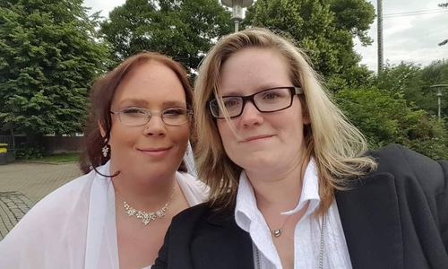 Das Foto zeigt Maike Menga bei ihrer Hochzeit mit ihrer Trauzeugin Nadja Seneka im Jahr 2016. Quelle: Nadja Seneka