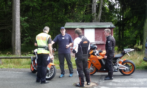 Goslar. Bei herbstlichem, zumeist trockenem Wetter führte die Polizeiinspektion Goslar mit Unterstützung des TÜV Nord  Motorradkontrolle durch. Polizeioberkommissar Schreck und Frank Eschmann vom TüV-Nord im Gespräch mit kontrollierten Motorradfahrern. Foto: Polizei