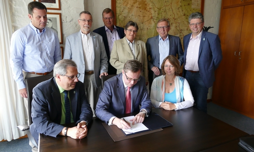 In einer Zusammenkunft mit den Hauptverwaltungsbeamten aus den Mitgliedskommunen unterzeichnete Landrat Dr. Andreas Ebel die neue Vereinbarung zur „Offenen Jugendarbeit“, die anschließend im Umlaufverfahren von allen Gebietseinheiten gegengezeichnet wurde.
Hintere Reihe v.l.n.r.: Matthias Nerlich, Bürgermeister Stadt Gifhorn, Hans Friedrich Metzlaff, Samtgemeindebürgermeister Isenbüttel, Ralf Heuer, Erster Samtgemeinderat Meinersen, Ines Kiehlhorn, Samtgemeindebürgermeisterin Papenteich, Karl Ridder, Bürgermeister Stadt Wittingen, Volker Arms, Bürgermeister Gemeinde Sassenburg;
vordere Reihe v.l.n.r.: Andreas Taebel, Samtgemeindebürgermeister Hankensbüttel, Landrat Dr. Andreas Ebel, Manuela Peckmann, Samtgemeindebürgermeisterin Brome.