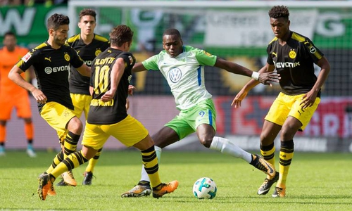 Überall Schwarz-Gelbe: Landry Dimata in Bedrängnis. Foto: imago/DeFodi