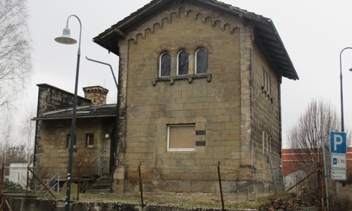 Die Bahn-Immobilie in der Petershagener Straße hat schon bessere Tage erlebt. Foto: Privat