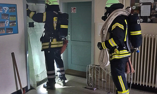 Die Einsatzkräfte versuchen, zwei Frauen aus der brennenden Schule zu retten. Foto: Feuerwehr Wolfenbüttel