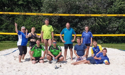 Strahlende Gesichter beim Beachvolleyballturnier in Grasleben. Foto: Samtgemeinde Grasleben 