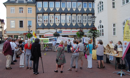 Soziale, ökologische und demokratische Initiativen und Organisationen stellten sich bei der 100. offenen Mahnwache der WAAG vor. Foto: WAAG