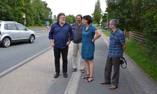 Vertreter der Cremlinger Grünen (v.l.) Jochen Fuder, Christian Rothe-Auschra und Diethelm Krause-Hotopp zeigen Susanne Menge MdL die Situation in Klein Schöppenstedt. Foto: Privat