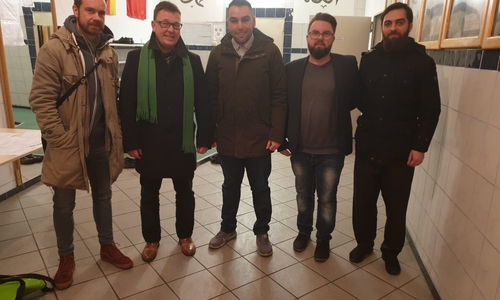 Von rechts: Ali Celik (Finanzvorstand), Bekir Yalcin (1. Vorsitzender),
Mustafa User (ehemaliges Vorstandsmitglied),
Jürgen Selke-Witzel (Fraktionsvorsitzender) und Sascha Poser (Mitglied im Ausschuss für Jugend und Soziales). Foto: Die Grünen