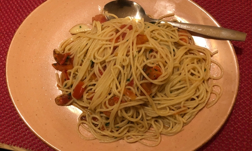 Spaghetti nur in Olivenöl geschwenkt oder lieber traditionell in Tomatensoße? Gibt es beim italienischen Essen auch ein Angebot für Kalorienbewusste? Dieser Frage sind unsere Kollegen von regionalKulinarisch.de in Thiede auf den Grund gegangen. Foto: Marc Angerstein