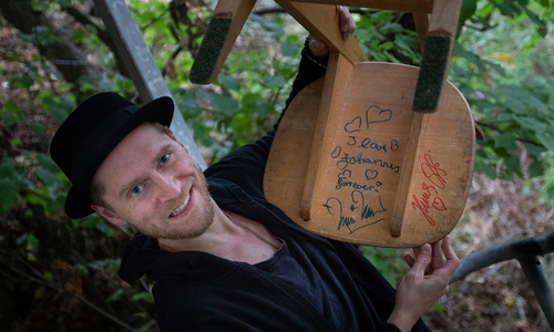 Johannes Oerding signierte natürlich neben „I love Johannes forever“, wo auch Johannes B. Kerner bereits unterschrieben hatte. Foto: Tobias Wagner 