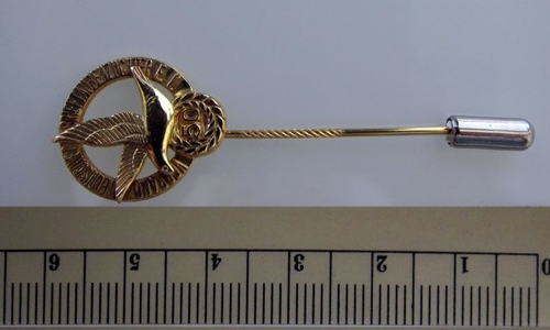 Eine Anstecknadel "50 Jahre Verband deutscher Taubenzüchter" wurde am Tatort  gefunden. Foto: Polizei Salzgitter