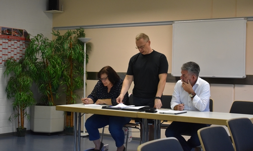 Der Vorstand des Fördervereins während Thomas Jäger über die Zahlen des vergangenen Jahres berichtet. 
Auf dem Bild von links: Sigrid Rowold (Schriftführerin), Thomas Jäger (Kassierer), Torsten Röpke (1. Vorsitzender). Foto: Jannis Marquardt