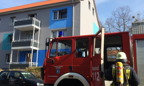 Mit Atemschutzgeräten ausgerüstet rückte die Feuerwehr in die Wohnung vor. Fotos/Video: Werner Heise