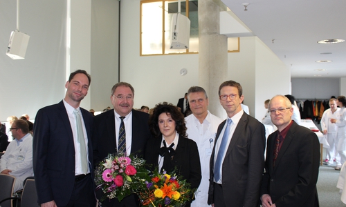 Chefarzt der Medizinischen Klinik 2 Prof. Dr. Nils Homann, Gerhard und Marion Müter, Ärztlicher Direktor Prof. Dr. Matthias Menzel, Oberbürgermeister Klaus Mohrs und Klinikumsdirektor
Wilken Köster. Fotos: Eva Sorembik
