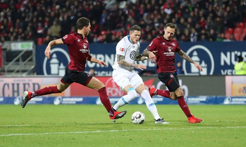 Gleich klingelt's: Daniel Ginczek lässt Margreitter und Bauer ins Leere laufen und schiebt ein. Foto: imago/Regios24