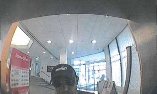 Wer erkennt diese Person oder kann anderweitig Hinweise zum Täter geben? Foto: Polizei