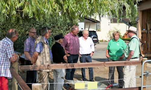 Die Besuchergruppe um Frank Oesterhelweg auf dem Pferdehof Köchy.

Bild: CDU Niedersachsen