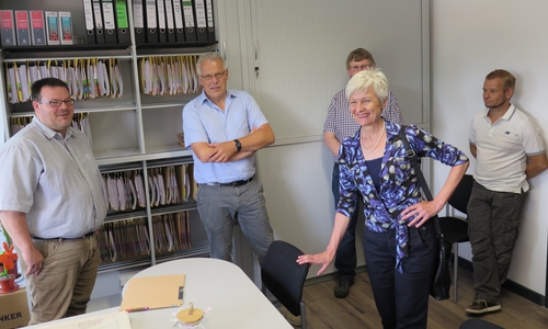 Landrätin Christiana Steinbrügge informierte sich in der neuen Außenstelle in der Langen Straße bei einem Rundgang durch die Büros bei den Mitarbeiterinnen und Mitarbeitern über die Arbeitssituation nach dem Umzug. Hier unterhält sich die Landrätin mit Mitarbeiter Carsten Kuhlmann (links) aus der Abteilung Asyl. Mit dabei: Rüdiger Lehmann als Leiter des Amtes für Ordnung und Verbraucherschutz,  Dietmar Horstmann (stellvertretender Leiter Amt für Arbeit und Soziales) und Olaf Glaeske (Stellvertretender Leiter der Abteilung für Ordnungswesen). Foto: Landkreis
