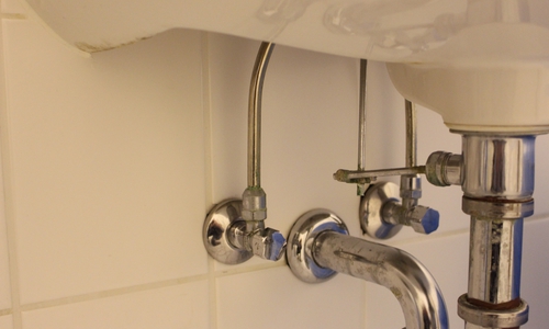 Die Schläuche an der Unterseite des Waschbeckens wurden gelöst. Foto: Frederick Becker