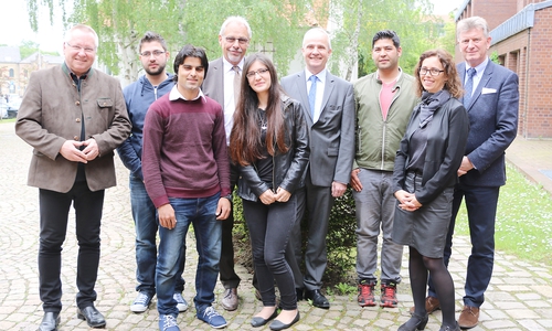 Bilal Chrqiyeh (2. v.l.) und Naveed Najimi (3.v.r.) konnten am vergangenen Montag im Pilotprojekt den Weg in den Arbeitsmarkt finden. Foto: Arbeitsagentur Braunschweig- Goslar