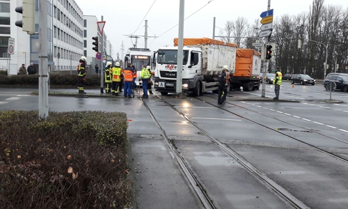 Auf der Hamburger Straße kam es zu einem Unfall zwischen einem LKW und einer Straßenbahn. Foto: Robert Braumann