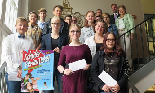 15 Schülerinnen und Schüler des Landkreises erhielten heute kostenloste Schülerferientickets. Überreicht wurden diese von (hinterste Reihe v.l.nr.) Klaus Stuhlmann (KVG), Axel Brauer (Verkehrsbetriebe Bachstein), Hendrik Schmidt-Mühlen (Reisebüro Schmidt), und (rechts) Gudrun Wollschläger, Referatsleiterin für Schule und Sport im Landkreis Wolfenbüttel. Foto: Landkreis Wolfenbüttel