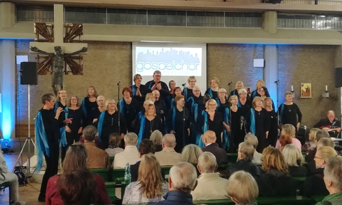 Die bis auf den letzten Platz gefüllte Kirche zeigte sich begeistert von der musikalischen Darbietung des Gospelchores. Foto: Förderkreis "Eine ganze Orgel"