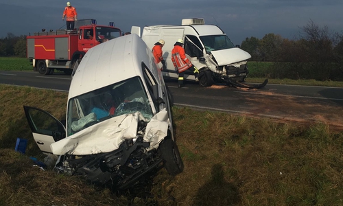 Ein Fahrzeug landete bei dem Unfall im Graben. Video/Fotos: aktuell24(KR)