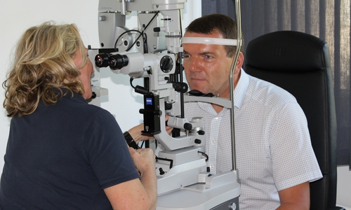 Augenärztin Dörte Matzen untersucht mit einem Spaltlampenmikroskop die Augen des Klinikumleiters Axel Burghardt. Foto: Max Förster