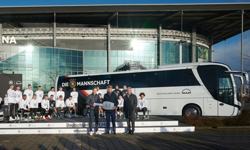 Joachim Drees, Vorsitzender des Vorstands der MAN Truck & Bus AG, übergab den symbolischen Schlüssel für den neuen Mannschaftsbus des DFB-Teams an Oliver Bierhoff, Direktor Nationalmannschaften und Akademie beim DFB. Foto: MAN