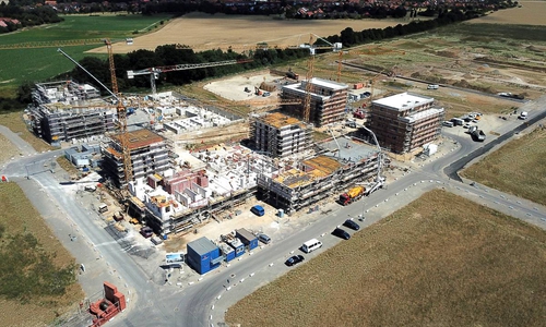 Während Wolfsburg die Sommerferien genießt, geht es auf den Baustellen in den Steimker Gärten unverändert mit großen Schritten voran. Foto: Volkswagen Immobilien GmbH