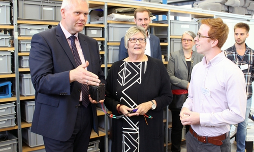 Beim Rundgang durch die Hochschule besuchten Wissenschaftsminister Björn Thümler und Ostfalia-Präsidentin Rosemarie Karger auch das FabLab. Dort stellte unter anderem Student Marvin Schieseck (vorne rechts) seine Arbeit mit Elektromotoren vor. Foto: Ostfalia Hochschule für angewandte Wissenschaften