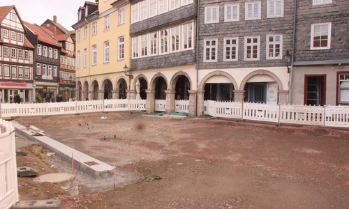 Einige Baustellen in der Stadt, wie hier in der Fußgängerzone, liegen aufgrund des Wetters brach. Foto: Anke Donner 