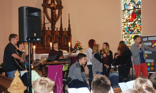 Bereits zum 15. Mal bereiteten Schüler und Lehrer die beiden Buß- und Bettagsgottesdienste vor, die wie jedes Jahr in der Evangelischen Kirche in Schladen stattfanden. Foto: Privat
