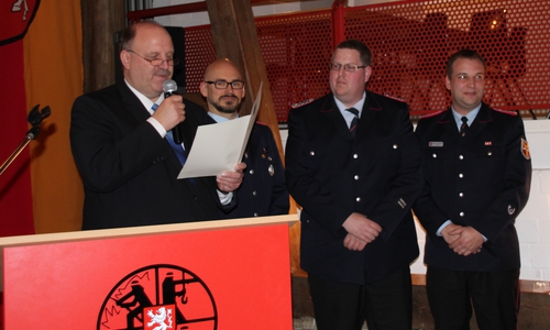 Bürgermeister Andreas Memmert befördert den stellvertretenden Gemeindebrandmeister Peter Bartels zum Hauptlöschmeister. Von links: Bürgermeister Andreas Memmert, Abschnittsleiter West Florian Graf, stellvertretender Gemeindebrandmeister Peter Bartels, Gemeindebrandmeister Daniel Zalesinski. Fotos: Freiwillige Feuerwehr Schladen