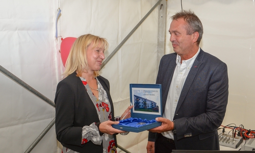 Wohnheim-Leiterin Anja Schildener nahm vom Architekten Ulrich Drößler den symbolischen Schlüssel zum Haus in Empfang. Foto: Lebenshilfe