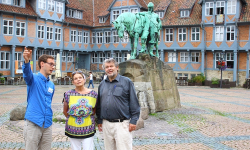 Stadtführer Sebastian Mönnich (l.) mit Michael Christiansen und dessen Frau auf dem Stadtmarkt Wolfenbüttel. Foto: Stadt Wolfenbüttel